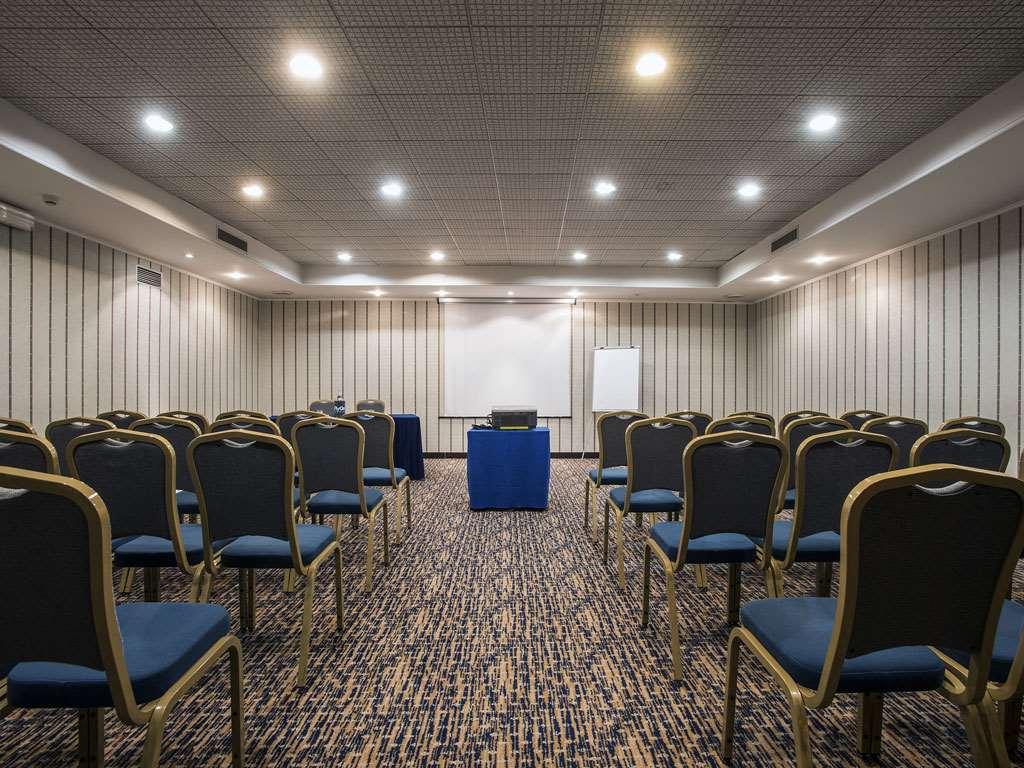 בולוניה Flyon Hotel & Conference Center מתקנים תמונה A meeting room in Belgrade