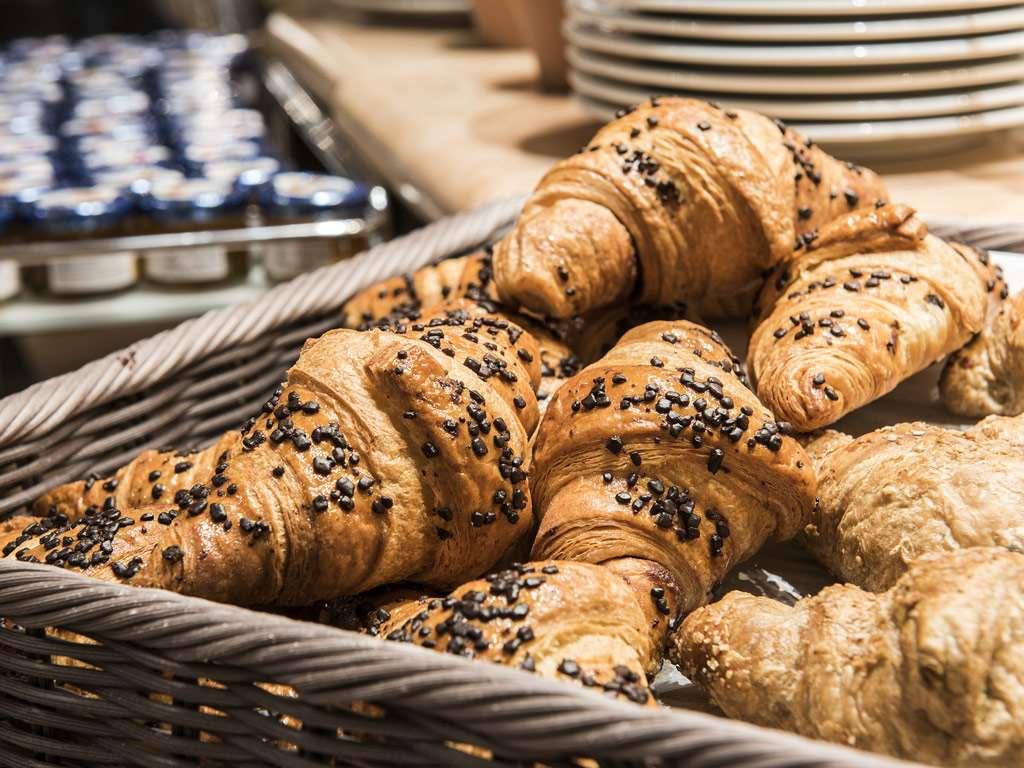 בולוניה Flyon Hotel & Conference Center מסעדה תמונה Croissants with chocolate
