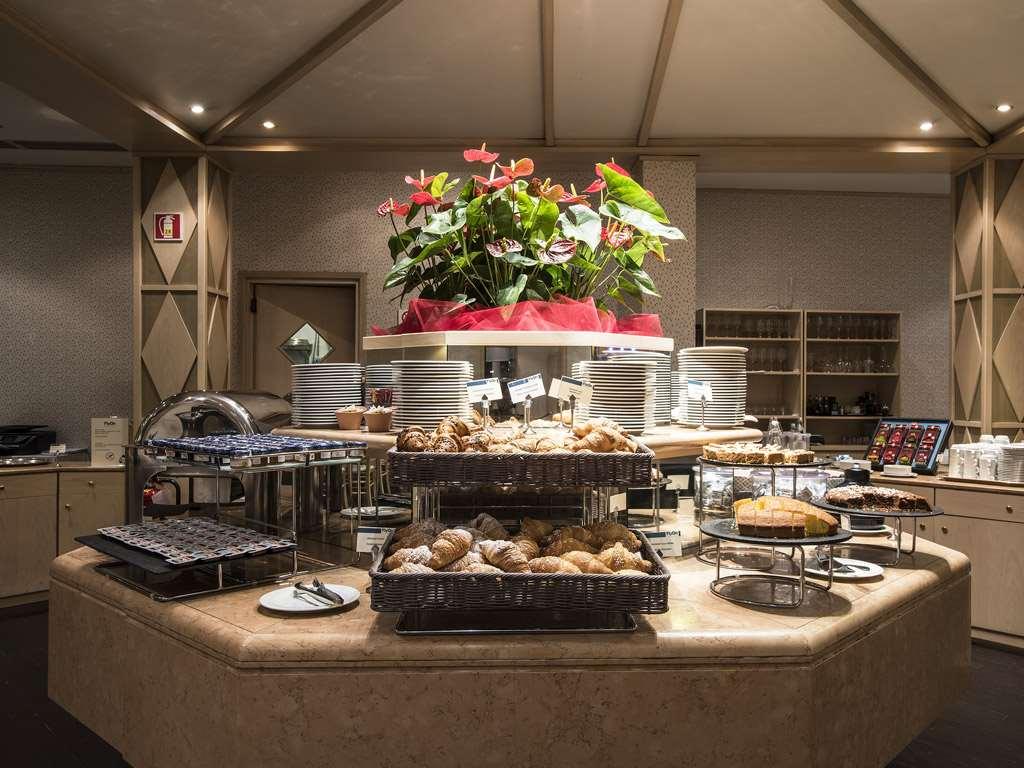 בולוניה Flyon Hotel & Conference Center מסעדה תמונה Breakfast buffet at the hotel