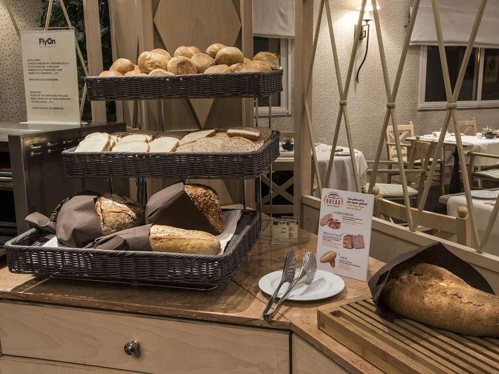 בולוניה Flyon Hotel & Conference Center מסעדה תמונה Bread and pastry