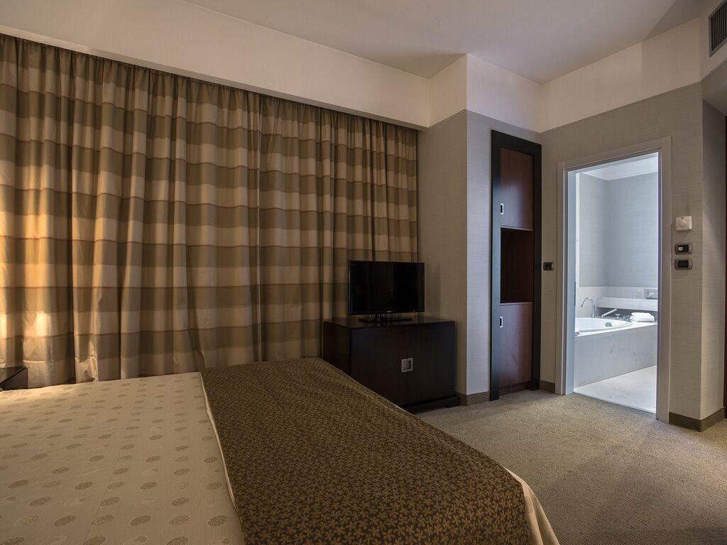 בולוניה Flyon Hotel & Conference Center מראה חיצוני תמונה Room at the hotel