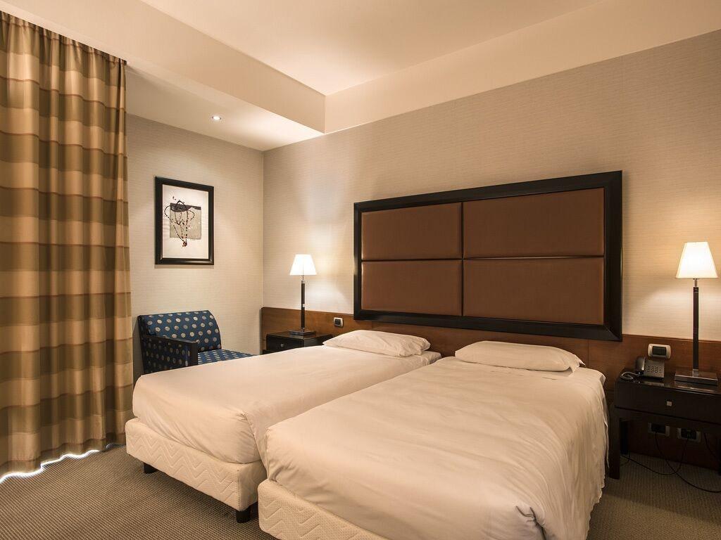 בולוניה Flyon Hotel & Conference Center מראה חיצוני תמונה A room at the hotel