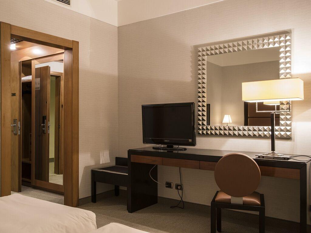 בולוניה Flyon Hotel & Conference Center מראה חיצוני תמונה Room interior