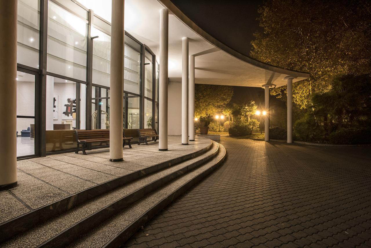 בולוניה Flyon Hotel & Conference Center מראה חיצוני תמונה The entrance of the park