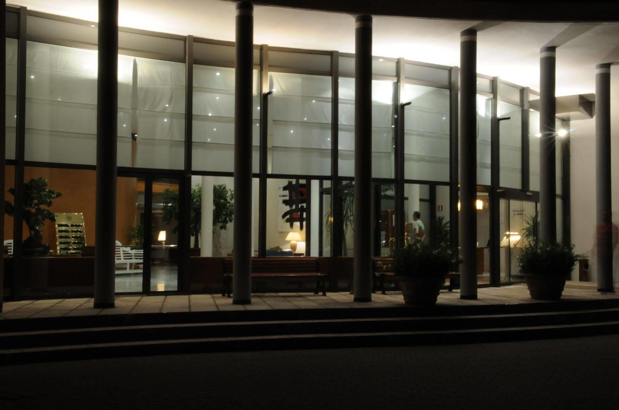 בולוניה Flyon Hotel & Conference Center מראה חיצוני תמונה The building at night